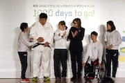 YOSHIKI(X JAPAN)と、Xポーズを教わるパラスポーツ選手たち。