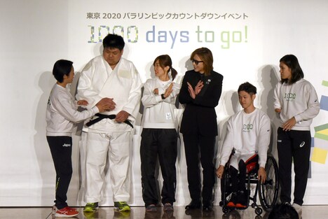 YOSHIKI(X JAPAN)と、Xポーズを教わるパラスポーツ選手たち。