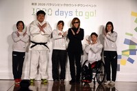 XポーズをするYOSHIKI（X JAPAN）とパラスポーツ選手たち。
