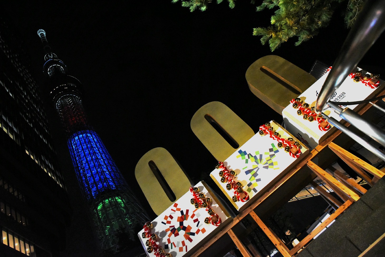 東京パラリンピック1000日前を記念したライトアップの東京スカイツリーと山車。