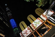 東京パラリンピック1000日前を記念したライトアップの東京スカイツリーと山車。