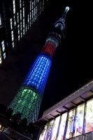 「スリーアギトス」カラーにライトアップされた東京スカイツリー。