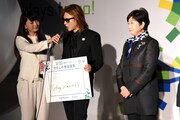 YOSHIKI(X JAPAN)と小池知事。