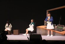 プロデューサーに扮する内山あみ（中央）とレコーディングで「私、宇宙人なんです！」と発言した内藤るなを演じる高井千帆（右）。（撮影：笹森健一）