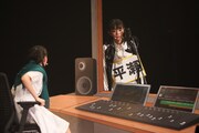 レコーディングで「会いたかったよ！」というセリフをうまく言えなかった平瀬美里を再現する内藤るな。（撮影：笹森健一）