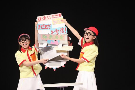 ワクワクさんに扮する内藤るな（左）と内山あみ（右）。（撮影：笹森健一）