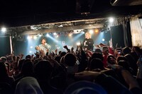 NIHA-Cとハシシ（電波少女）が「モナリザ」を披露する様子。（撮影：高村勇一郎）