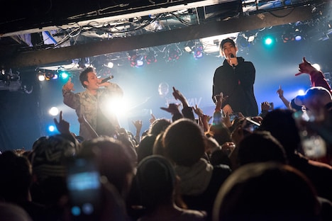 NIHA-CとJinmenusagiが「トモダチ」を披露する様子。（撮影：高村勇一郎）