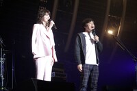 「バズリズムLIVE 2017」の様子。左からマギー、バカリズム。(c)日本テレビ