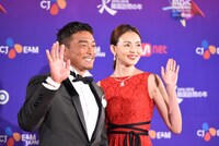 秋山成勲、SHIHO夫妻。