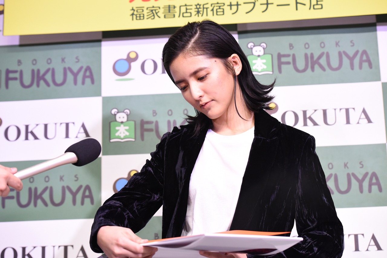 お気に入りのカットを選ぶ藤井萩花。