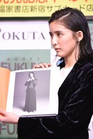 お気に入りのカットを紹介する藤井萩花。