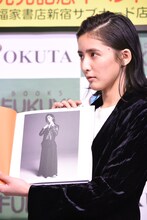 お気に入りのカットを紹介する藤井萩花。