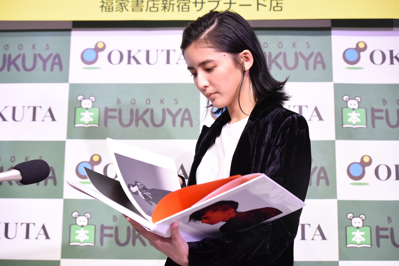 お気に入りのカットを選ぶ藤井萩花。