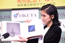 お気に入りのカットを紹介する藤井萩花。