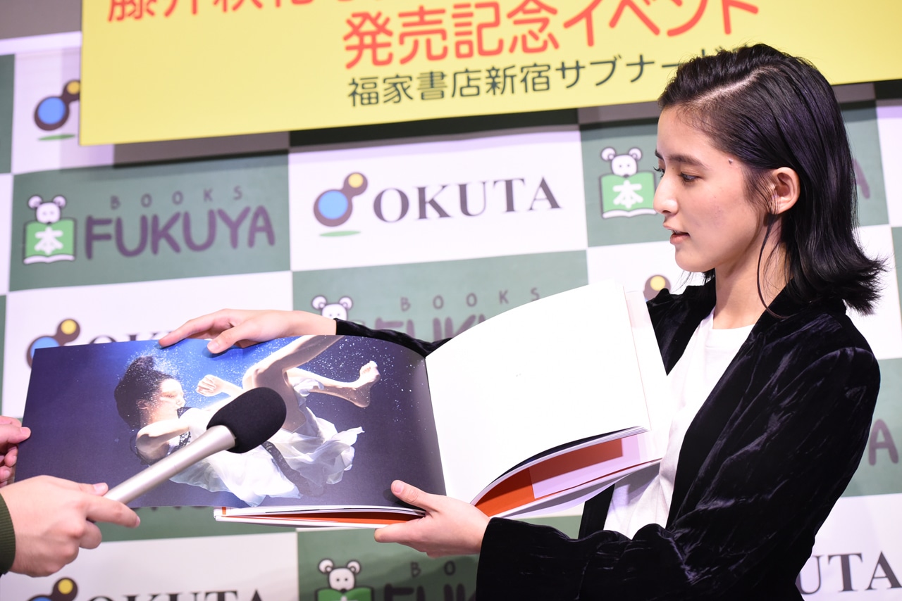 お気に入りのカットを紹介する藤井萩花。