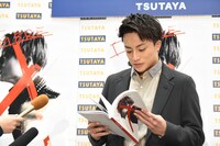 「TIMBRE」のページをめくる白濱亜嵐（GENERATIONS from EXILE TRIBE / EXILE）。