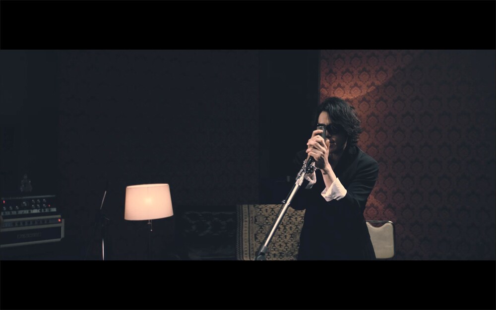 LUNA SEA「Hold You Down」ミュージックビデオのワンシーン。