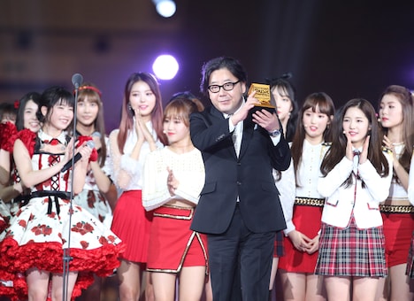 秋元康（手前）