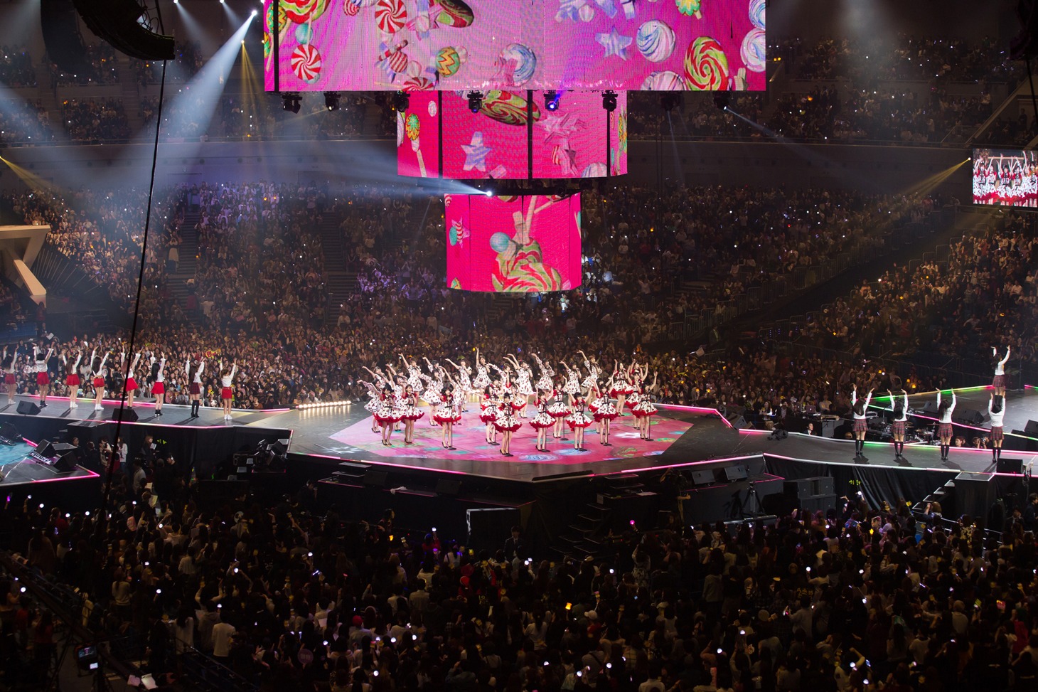 AKB48とI.O.Iのコラボステージの様子。