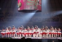 AKB48とI.O.Iのコラボステージの様子。