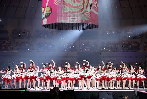 AKB48とI.O.Iのコラボステージの様子。