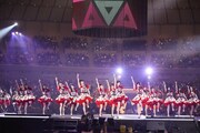 AKB48とI.O.Iのコラボステージの様子。
