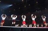 AKB48とI.O.Iのコラボステージの様子。