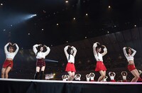 AKB48とI.O.Iのコラボステージの様子。