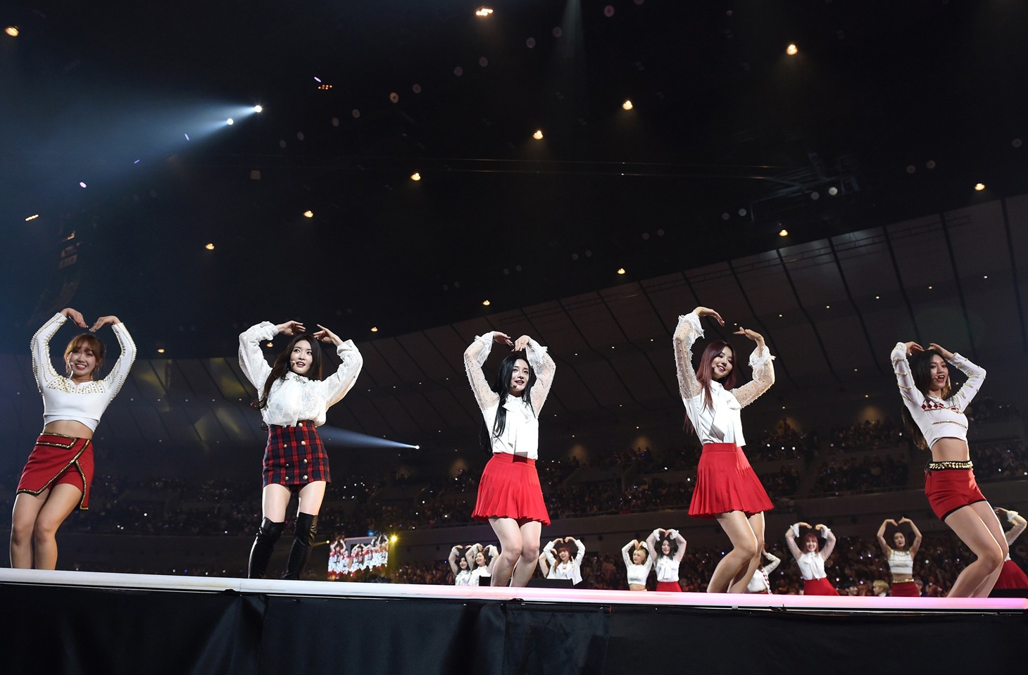AKB48とI.O.Iのコラボステージの様子。