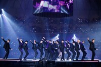 NU'EST WとSEVENTEENのコラボパフォーマンスの様子。