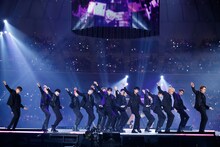 NU'EST WとSEVENTEENのコラボパフォーマンスの様子。