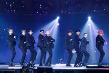 NU'EST WとSEVENTEENのコラボパフォーマンスの様子。