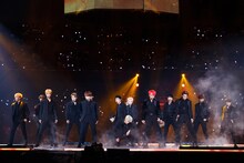 NU'EST WとSEVENTEENのコラボパフォーマンスの様子。