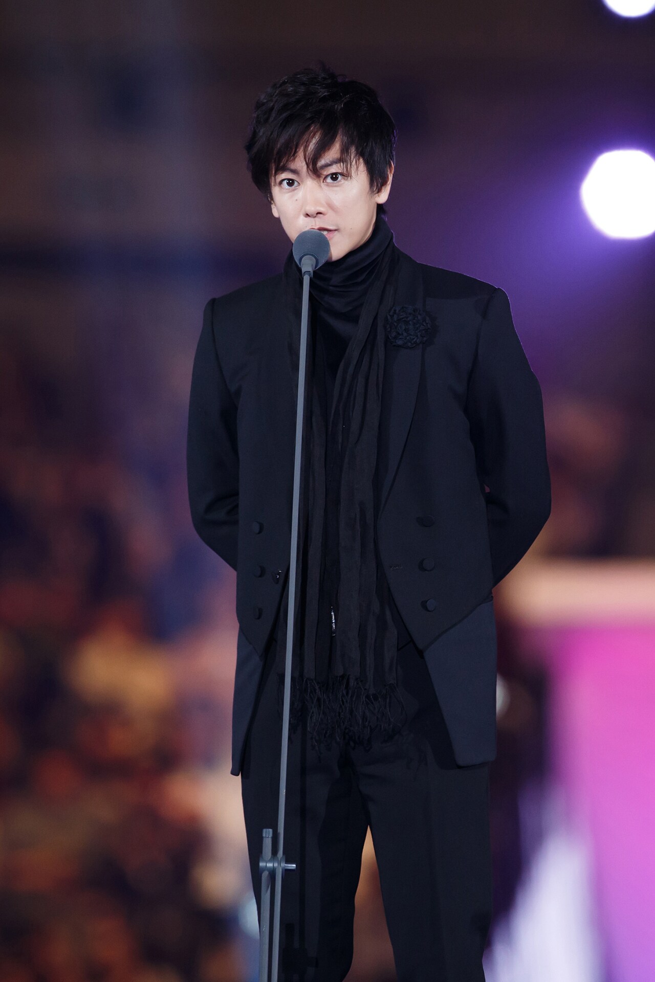 プレゼンターとしてサプライズ登場した佐藤健。 - TWICEが楽曲賞「MAMA