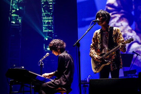 「Aurora(Prelude)」をセッションするTK from 凛として時雨と光村龍哉（NICO Touches the Walls）。（Photo by HAJIME KAMIIISAKA）