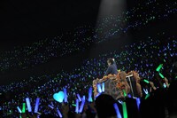 トロッコに乗って会場を縦断するそらる。（撮影：小松陽祐［ODD JOB］、岡本麻衣）