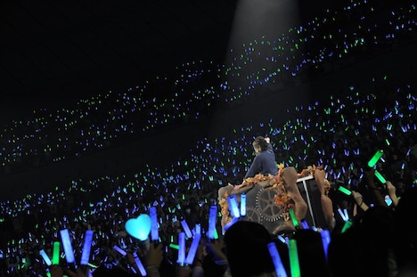 トロッコに乗って会場を縦断するそらる。（撮影：小松陽祐［ODD JOB］、岡本麻衣）