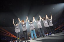 バンドメンバーと共に感覚に最後の挨拶をするそらる。（撮影：小松陽祐［ODD JOB］、岡本麻衣）