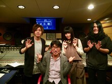 ヤバイTシャツ屋さんと亀田誠治（左から2番目）。