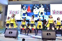 「フレンドリーム」をパフォーマンスするはちみつロケット。