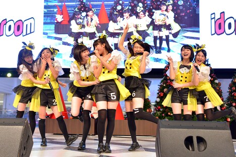 「フレンドリーム」をパフォーマンスするはちみつロケット。