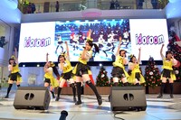 「フレンドリーム」をパフォーマンスするはちみつロケット。