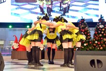 「フレンドリーム」をパフォーマンスするはちみつロケット。