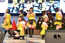 「フレンドリーム」をパフォーマンスするはちみつロケット。