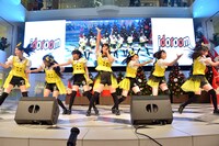 「フレンドリーム」をパフォーマンスするはちみつロケット。