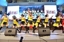 「フレンドリーム」をパフォーマンスするはちみつロケット。