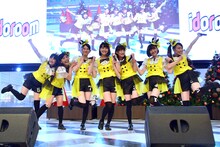 「フレンドリーム」をパフォーマンスするはちみつロケット。