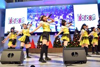 ももいろクローバーZ「MOON PRIDE」をパフォーマンスするはちみつロケット。