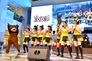 戸惑いながらも突如現れたクマと踊るはちみつロケット。